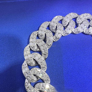 สร้อยข้อมือฮิปฮอปแบบ Cuban Link ชุบทองคำขาว 925 ประดับเพชรโมอิสซาไนต์ สำหรับผู้ชาย จาก Vana Jewels - Product Image 4