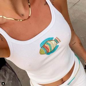 Haut brodé perlé tendance pour femme, conçu avec des embellissements de surface détaillés et un style moderne - Product Image 3