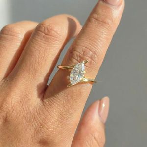 Anillo de compromiso de oro de 18 quilates y plata de ley 925 con diamante de corte marquesa cultivado en laboratorio y banda cruzada - Product Image 3