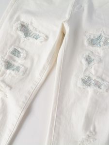 Jean en denim pour homme, style streetwear, blanc pur, avec patch incrusté de diamants et estampage à chaud, coupe ajustée et élastique – Nouvelle collection très prisée - Product Image 4