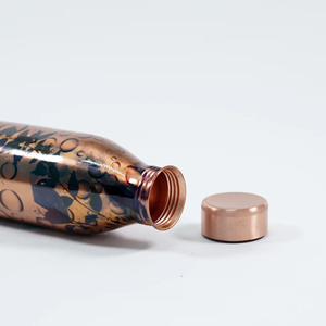 Botella de agua de cobre puro personalizada, producto exclusivo con diseño de flores impresas en esmalte. - Product Image 3