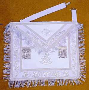 Tablier blanc brodé main de maître maçon de la Loge Bleue, Régalia maçonnique artisanale Ventoria Enterprises, best-seller - Product Image 2