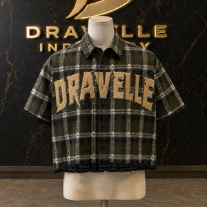 Chemise à carreaux oversize Y2K streetwear personnalisée avec ourlet brut, boutonnée, logo en strass et chenille, manches courtes, vente en gros - Product Image 1