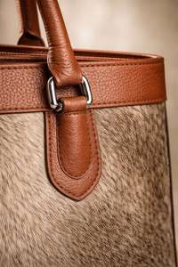 กระเป๋าหนังวัวแท้ปักลายสีพื้นพร้อมซิป  จุของได้เยอะ  กระเป๋าสะพายไหล่แฟชั่นสำหรับสุภาพสตรี รุ่น LHTB-0002 - Product Image 2