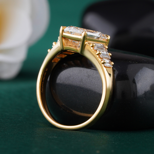 แหวนหมั้นเพชรทรงเหลี่ยมมรกต 3.01 กะรัต ทองคำขาว 14K พร้อมเพชรทรงบาแกตต์ด้านข้าง VS1 VVS1 คุณภาพดี สำหรับงานแต่งงาน - Product Image 3
