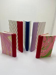 Cahiers artisanaux imprimés à la main avec des motifs artistiques, parfaits pour écrire, faire des journal intimes, offrir en cadeau, comme papeterie et pour les voyages. - Product Image 2