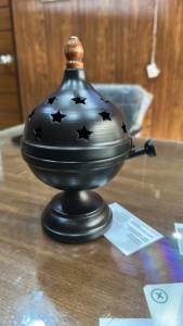 Brûleur d'encens vintage en métal avec longue poignée en bois et plateau ajouré - Product Image 3