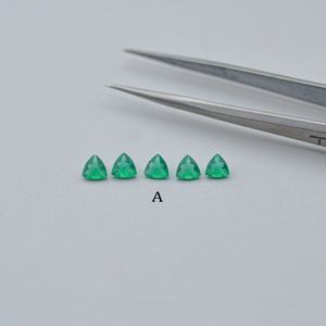 พลอยออนิกซ์สีเขียวธรรมชาติขนาด 4 มม. ทรงทริลเลียนเจียระไน ได้รับการรับรองจาก IGI สำหรับทำเครื่องประดับแบบสั่งทำ งานแฮนด์เมด มีบริการสั่งซื้อจำนวนมาก - Product Image 4