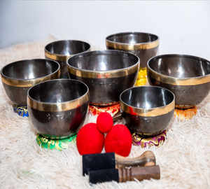 Juego de cuencos tibetanos de latón tallados con el símbolo de los siete chakras, con cojines, disponible a precios de mayorista. - Product Image 5