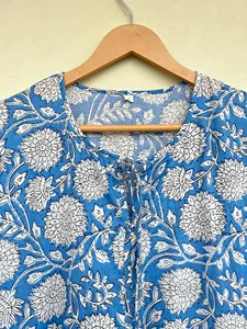 Robe midi décontractée d'été pour femme en coton ample à imprimé floral bleu, col noué, manches bouffantes trois quarts - Product Image 5