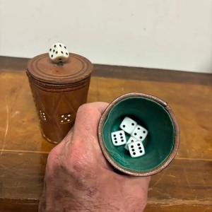 Gobelet et boîte à dés cylindriques de luxe en cuir véritable avec tamis manuel et gobelet coloré (100 pièces/boîte) pour jeux de bar KTV - Product Image 4