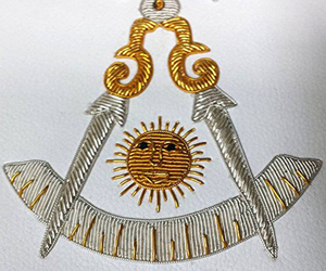 Tablier de maçon de la Franc-Maçonnerie Past Master Blue Lodge - Broderie en fils d'or et d'argent, fabriqué avec un tissu de qualité brodée - Product Image 5