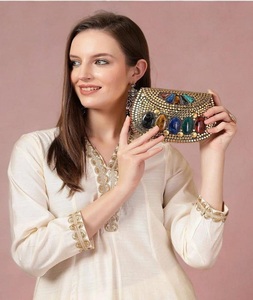 Pochette de mariée artisanale avec pierres Kundan et poignée en perles, sac à main ethnique de créateur pour mariage - Product Image 5