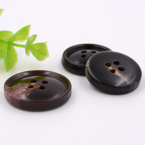 Boutons en résine écologiques à 4 trous, prix avantageux, logo personnalisé, bouton en corne - Product Image 1