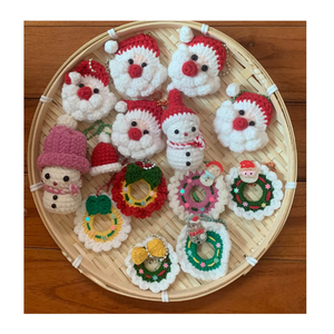 Porte-clés de Noël en crochet fait main, breloque de sac tricotée pour les fêtes, cadeau souvenir, accessoire de sac à dos mignon et festif - Product Image 1