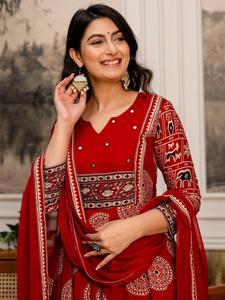 Ensemble Anarkali rouge imprimé numérique pour femme avec dupatta, en rayonne traditionnelle, longueur cheville, séchage rapide, tenue ethnique Inde Pakistan pour mariage - Product Image 4