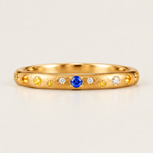 Anillo de Diamantes de Oro Amarillo de 14K para Mujer con Tres Piedras y Diamantes Laterales de Corte Brillante Redondo, Estilo Clásico para Uso Diario - Product Image 2