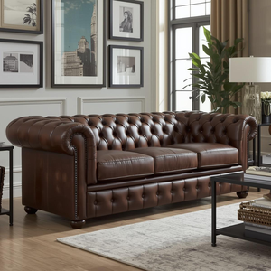 Sofá Chesterfield Clásico de Cuero Marrón de 3 Plazas con Tapizado Profundo y Adornos de Tachuelas, Sofá de Lujo para Sala de Estar, Oficina, Decoración de Hotel - Product Image 1
