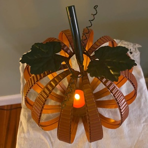 Lanterne Porte-Bougie Citrouille en Métal Décoration d'Automne Construction en Fer Durable avec Accents de Feuilles Lumière Chaude Pièce Maîtresse pour la Décoration Intérieure - Product Image 4
