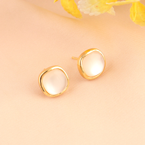 Pendientes de tuerca de piedra lunar blanca con forma de cojín, chapados en oro de 18k, estilo geométrico, para uso diario, para niñas, venta al por mayor - Product Image 6