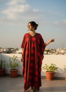 TheFabira Shibori - Caftán largo de algodón rojo para mujer, top playero con estampado Tie-Dye, cuello en V, ajuste holgado, hecho a mano - Product Image 2