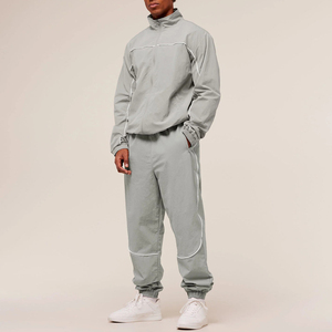 Ensemble de survêtement coupe-vent personnalisé en polyester et nylon avec capuche réglable et patch en caoutchouc, idéal pour le running et le streetwear décontracté - Product Image 5
