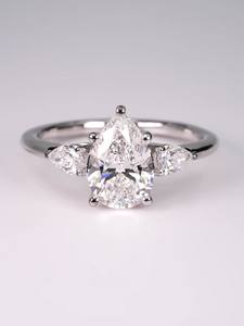 แหวนหมั้นเพชรทรงลูกแพร์หรูหรา 2.50 กะรัต ทอง 18K/14K/10K แหวนเจ้าสาวสามเม็ด แหวนเพชรแบบกำหนดน้ำหนักได้ เครื่องประดับคุณภาพสูง ขายส่ง - Product Image 4