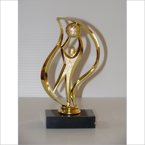 Trophée Étoile de Récompense Doré de Qualité Supérieure avec Design Élégant et Base en Bois pour la Reconnaissance des Vainqueurs de Compétitions Sportives - Product Image 2