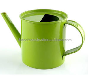 Cet arrosoir dispose d'une poignée pour faciliter le transport et le versement, et d'un long bec qui aide à diriger l'eau avec précision vers la plante - Product Image 5