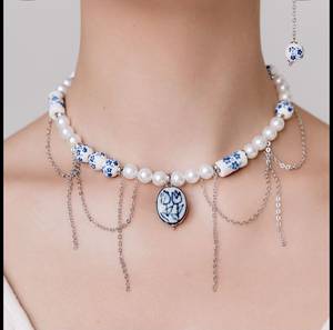 Collar con colgante de perlas azules y blancas vintage - Product Image 1