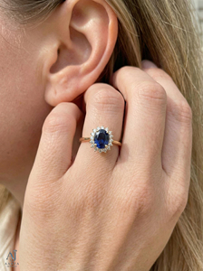 Bague de fiançailles AARVA JEWELS pour femme, plaquée rhodium or jaune, saphir bleu ovale, sertissage à griffes en forme de halo floral, style classique - Product Image 6
