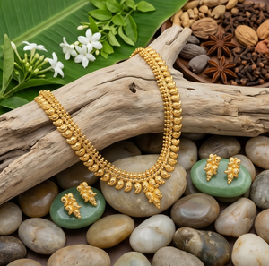 Divyoro - Juego de Collar y Pendientes Cortos de Aleación de Cobre Chapado en Oro para Mujer, Diseño Clásico de Flor, Longitud Ajustable, para Boda - Product Image 4