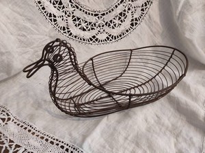 Vintage French wire basket for <b>eggs</b>, bird shaped - Product Image 4