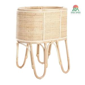 Esta cuna para bebé está hecha de ratán natural. La cuna de ratán Nhat Minh presenta un diseño rústico; sirve como decoración fotográfica. - Product Image 1