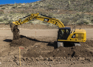 Excavatrice sur chenilles hydraulique Caterpillar d'occasion, modèle 2023, 32 tonnes de poids opérationnel, 104 kW de puissance, en excellent état. - Product Image 3
