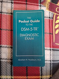 คู่มือพกพาเกี่ยวกับ DSM-5-TR ของอับราฮัม เอ็ม. นุสบาว์ม หนังสือปกอ่อนสำหรับนักเรียน ผู้เชี่ยวชาญ-การศึกษา วิทยาศาสตร์ เทคโนโลยี - Product Image 1