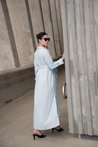 Robe chemise midi décontractée d'été pour le bureau, manches longues, minimaliste, respirante, en popeline 100% coton prélavé aux enzymes, boutonnée devant - Product Image 4