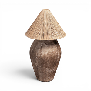 Lámpara de pie rústica de terracota con pantalla de rafia, base de cerámica antigua con doble asa, estilo Wabi Sabi. - Product Image 1