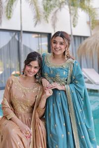 Tenue traditionnelle indienne en soie supérieure avec broderies riches en sequins, ensemble prêt-à-porter Salwar Kameez pour les mariages et les cérémonies - Product Image 4