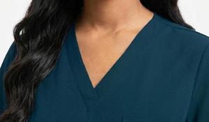 Conjunto de Uniforme Médico para Mujer, Camiseta de Manga Corta con Cuello en V y Pantalones Jogger, Corte Regular, Tela Twill, Color Azul Marino - Product Image 4