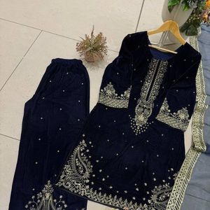 Traje de terciopelo de alta calidad para todas las estaciones con bordado de lentejuelas, pantalón palazzo y dupatta de organza. - Product Image 3
