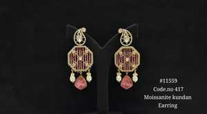 Pendientes colgantes vintage 11559 de Kundan verde con moissanita y perlas, chapados en oro, para mujer, elegantes joyas nupciales. - Product Image 2