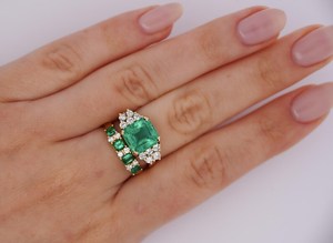 Anillo de compromiso clásico para mujer de oro macizo de 18 quilates con gema de corte esmeralda y detalles de diamantes redondos brillantes - Product Image 4