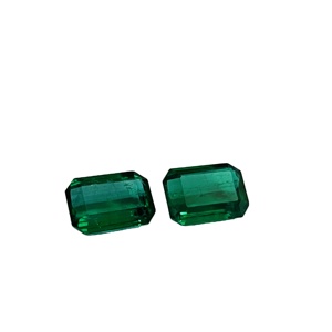 Paire de pierres d'émeraude zambienne naturelle de 20 carats, taille émeraude, couleur vert vif, qualité supérieure, certifiées IGI, Sadiya International - Product Image 1