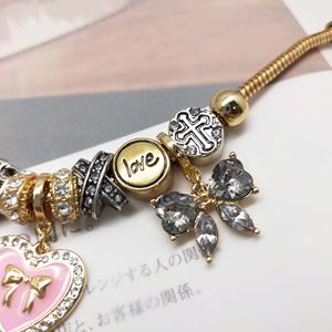 Bracelet à breloques magnifique avec des papillons étincelants et des perles en émail rose en forme de cœur - Product Image 4