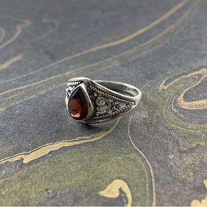 925 Sterling <b>Silver</b> Teardrop <b>Garnet</b> <b>Ring</b> 2.7g Trendy Vintage Style Jewelry Perfect Occasional Gift For Everyone - Product Image 2