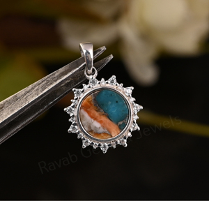 Pierre précieuse d'huître barbelée ronde de 10 mm en cuivre turquoise avec pavé de CZ entourant, sertie dans un cadre en argent 925 plaqué rhodium, pour unisexe - Product Image 3