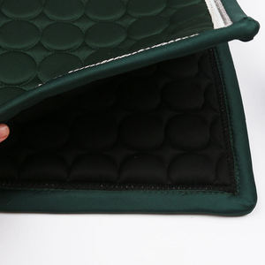 Tapis de selle d'équitation personnalisé style dressage avec tissu polaire, fabrication pakistanaise, couverture pour cheval avec boucle - Product Image 4