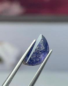 พลอยธรรมชาติทรงครึ่งวงกลมเจียระไนแฟนซี สีฟ้าไอโอไลต์ ซันสโตน ขนาด 10.60x5.50 มม. น้ำหนัก 1.65 กะรัต พร้อมการเปลี่ยนสี - Product Image 3
