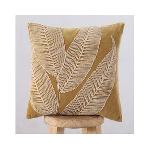 Funda de Cojín Cuadrada de Algodón con Bordado de Hojas Color Mostaza Ecológica - Product Image 1